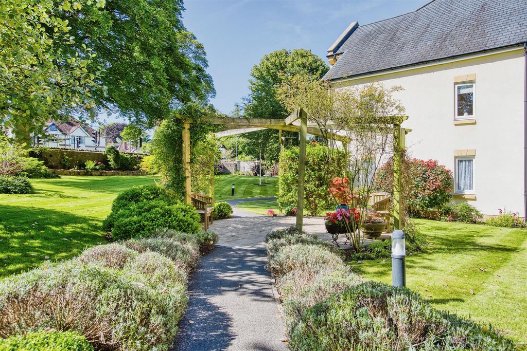 Property photo 2 of 18 Communal Gardens