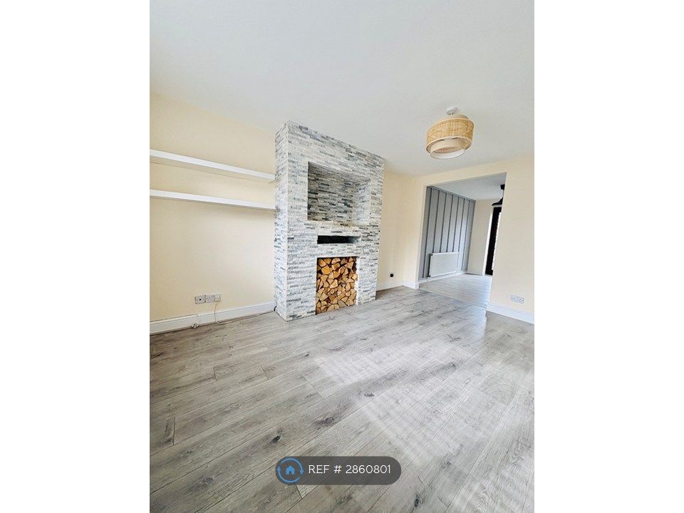 Property photo 1 of 13 Lounge 4.7m x 3.4m