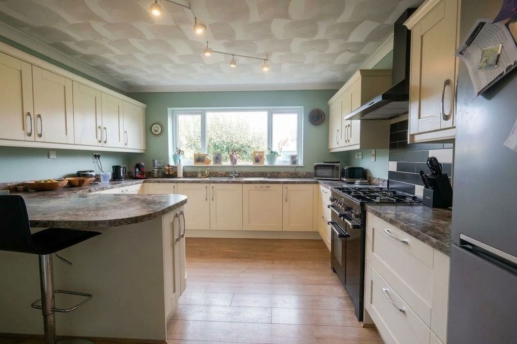 Property photo 3 of 27