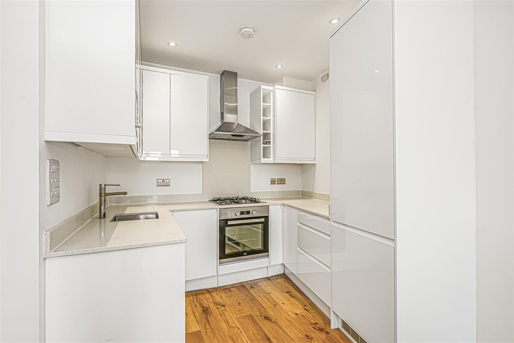 Property photo 3 of 18 8 Stowbridge Apartments-17.Jpg