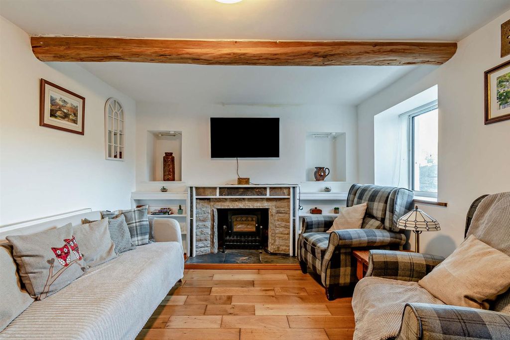 Property photo 2 of 10 8671934-Interior03-800.Jpg