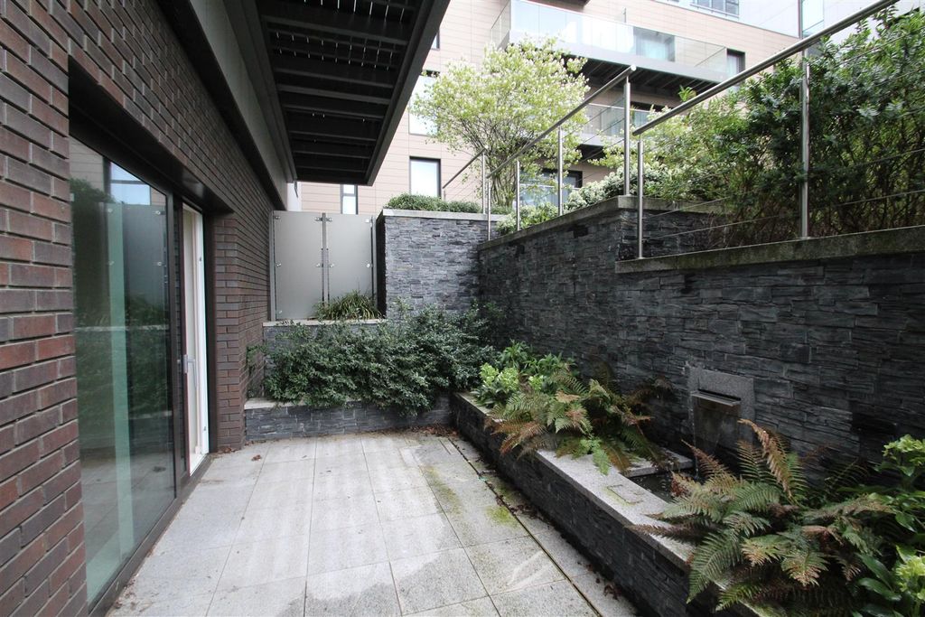 Property photo 1 of 7 Terrace