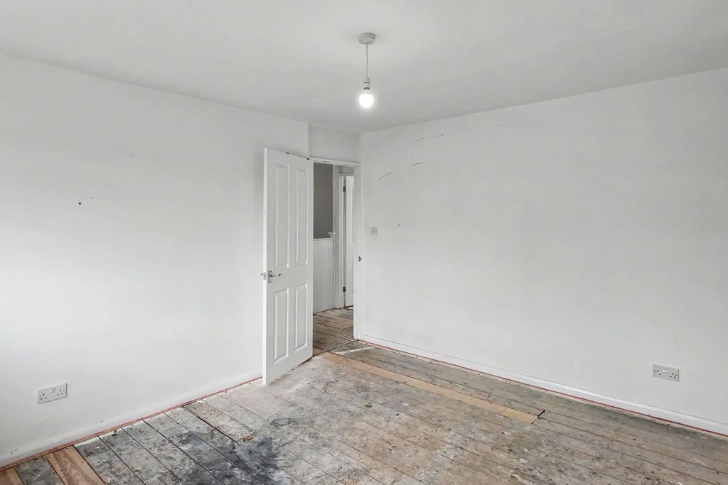Property photo 3 of 17 30 Andover Close, Uxbridge Ub8 2Xh