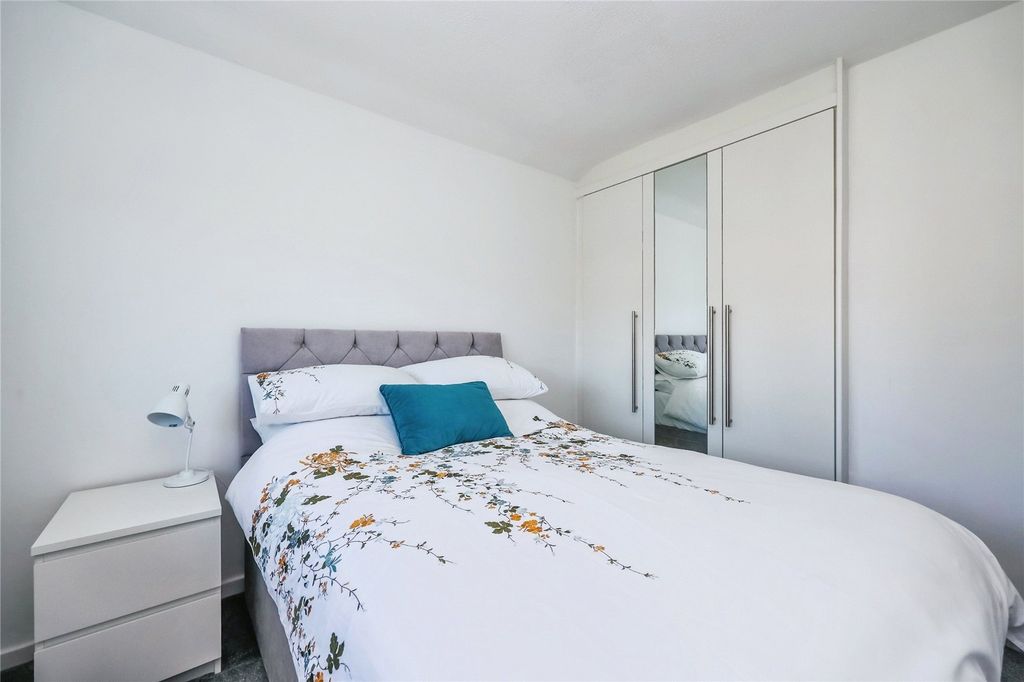 Property photo 2 of 18 Bedroom 1