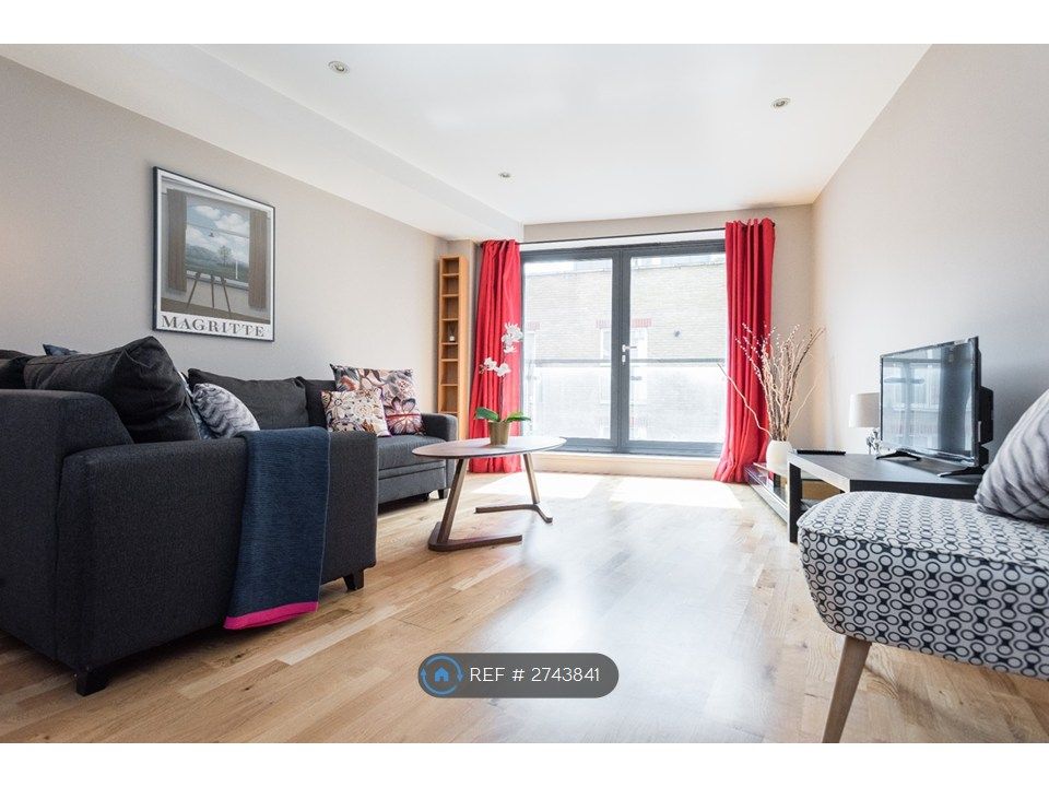 Property photo 1 of 16 Living Room (South Facing)