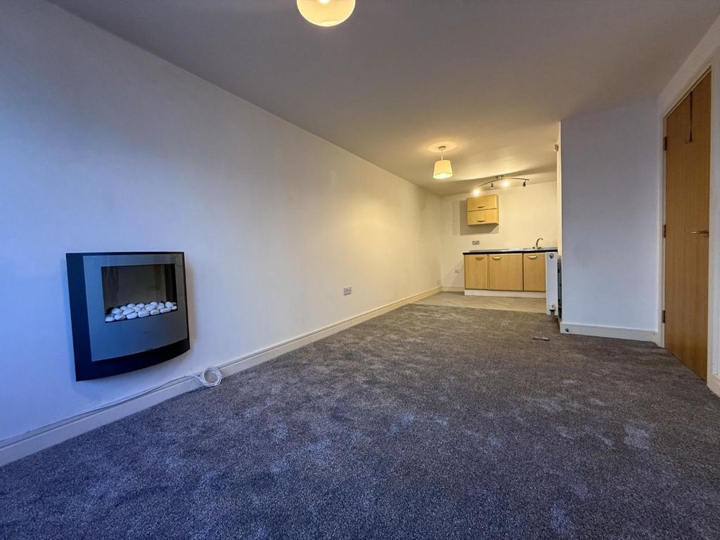 Property photo 2 of 7 Lounge Ebr.Jpg