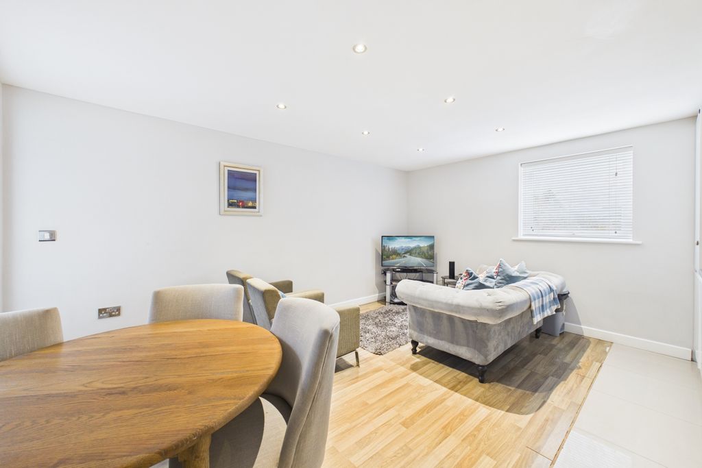 Property photo 3 of 10 Cam03162G0-Pr0421-Still011