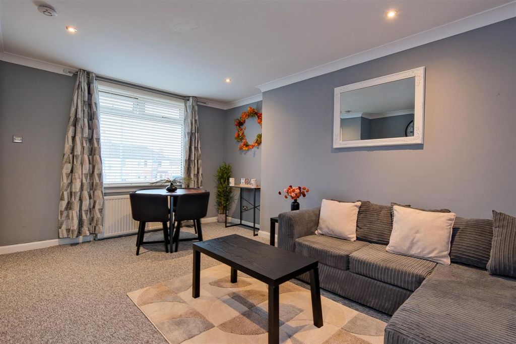 Property photo 2 of 20 Lounge