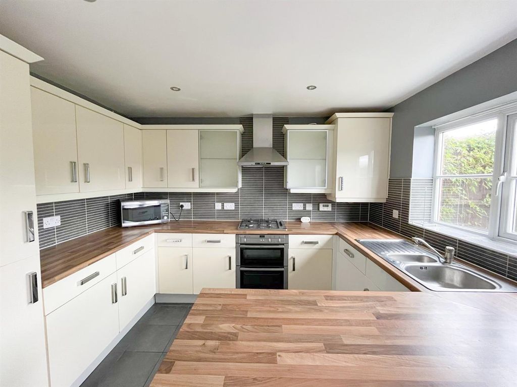 Property photo 3 of 13 Kitchen / Dining Room