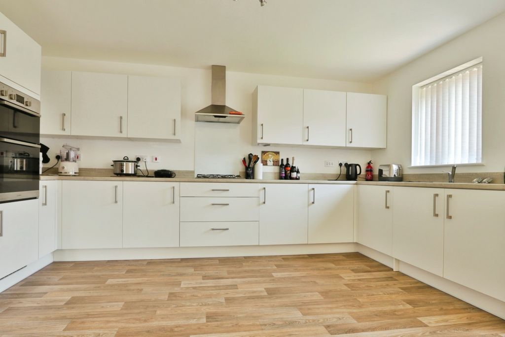 Property photo 2 of 17 4126253