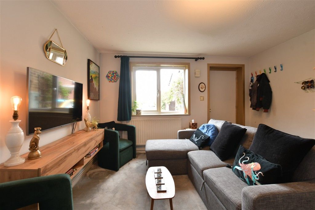 Property photo 3 of 12 Lounge