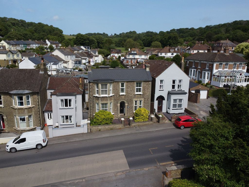 Property photo 2 of 31