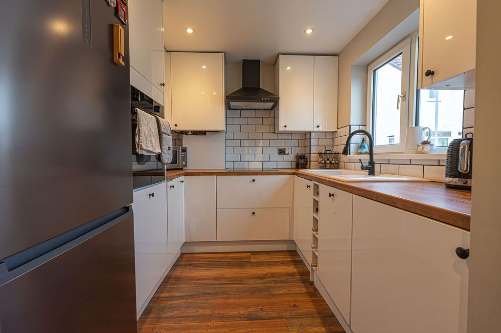 Property photo 3 of 30