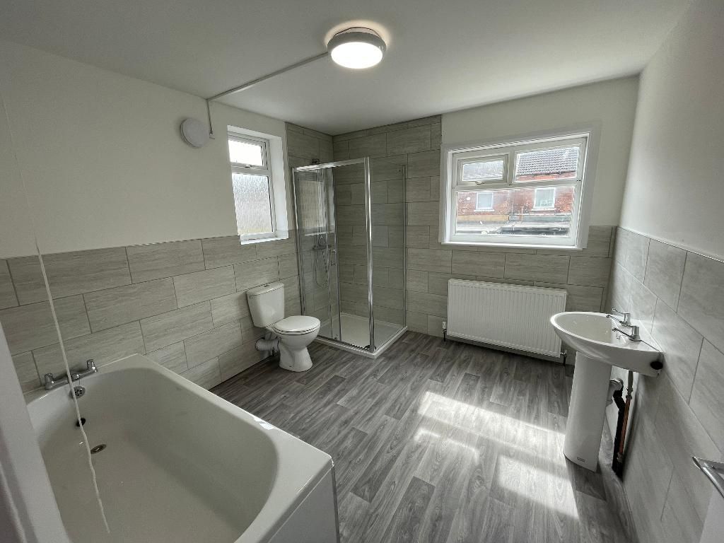 Property photo 3 of 10 Bathroom