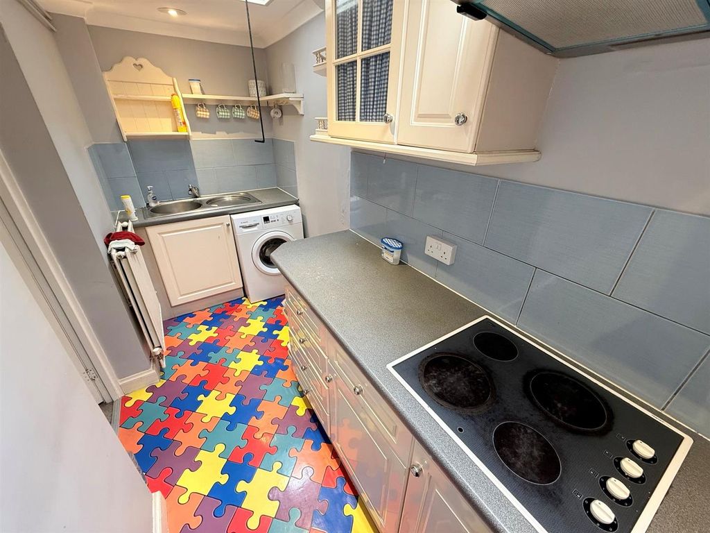 Property photo 3 of 10 Kitchen