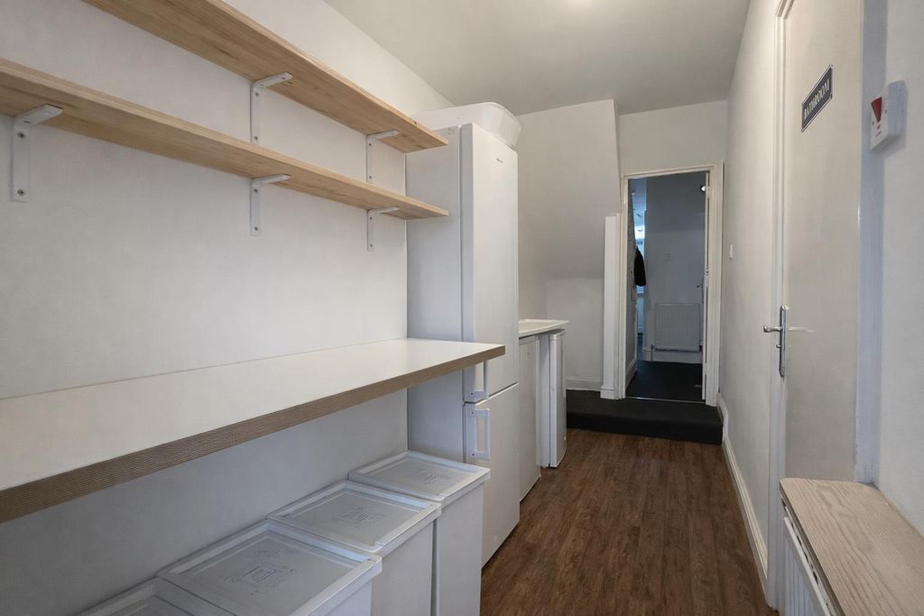 Property photo 3 of 10 Kitchen