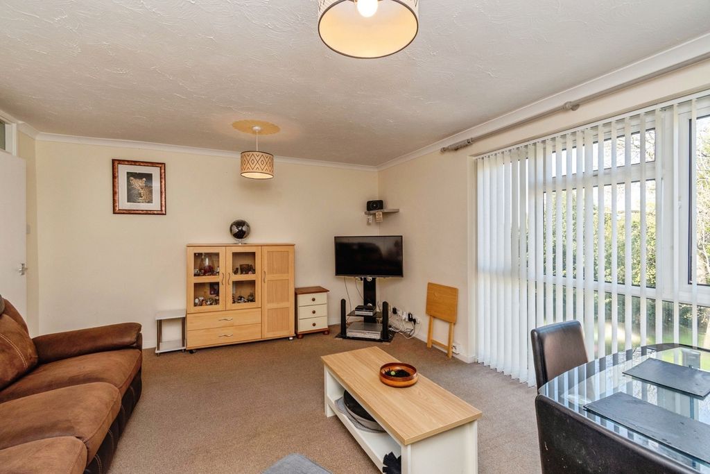 Property photo 3 of 14 Lounge