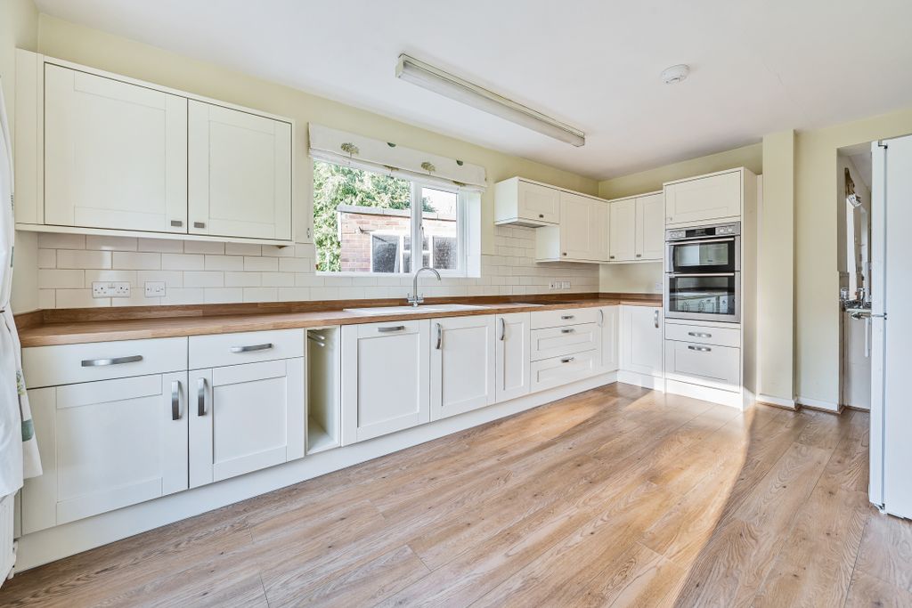 Property photo 2 of 10 Kitchen