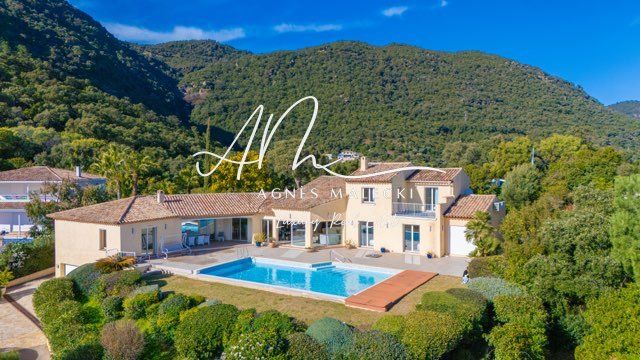 Property photo 1 of 9 Timeless With A Stunning Sea View And Flat Terrain