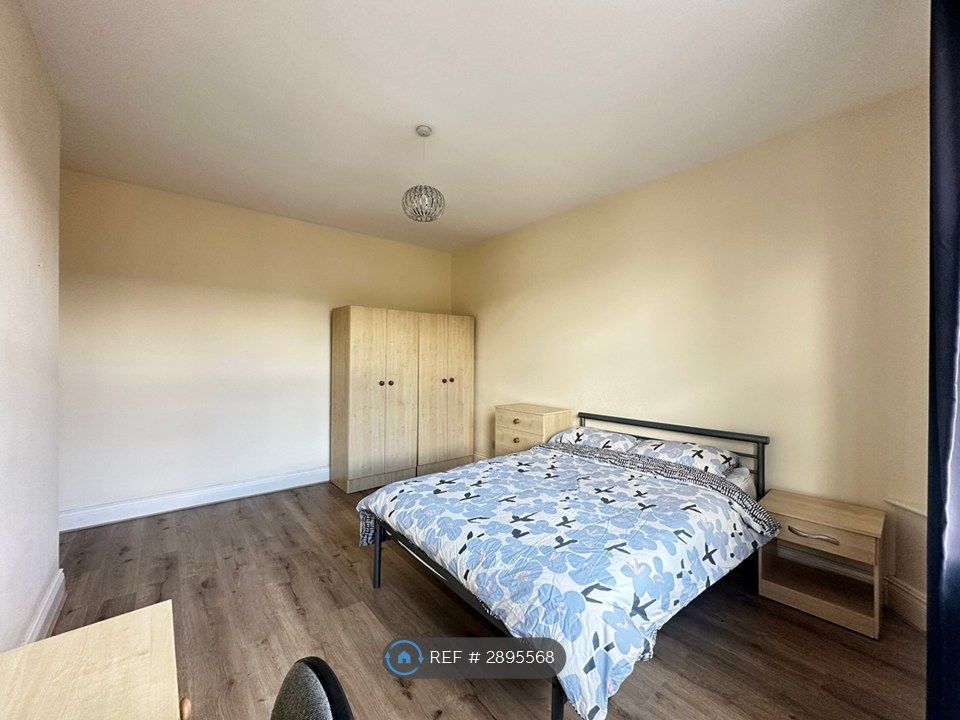 Property photo 1 of 34 Large Front Bedroom
