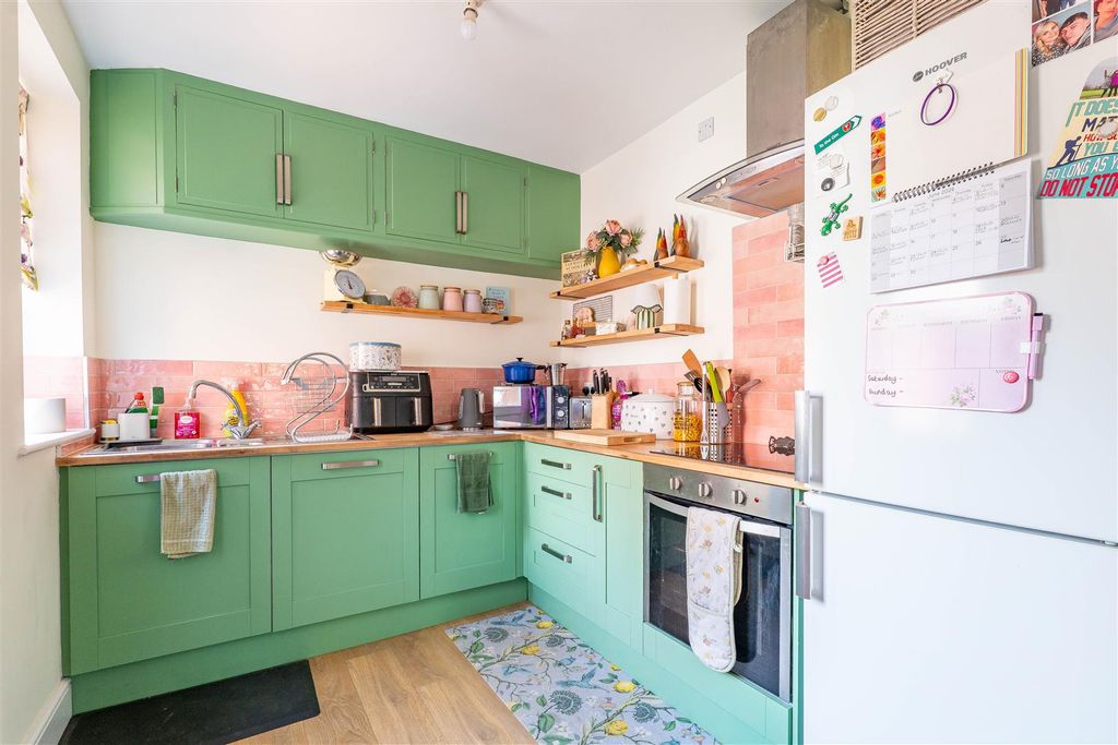Property photo 3 of 19 Kitchen