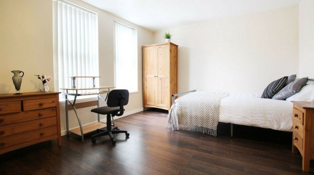 Property photo 3 of 10 A Bright And Spacious Master Bedroom With A Large ...