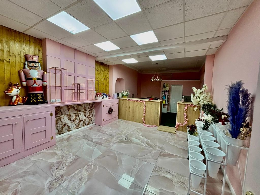 Property photo 1 of 4 Retail For Rent