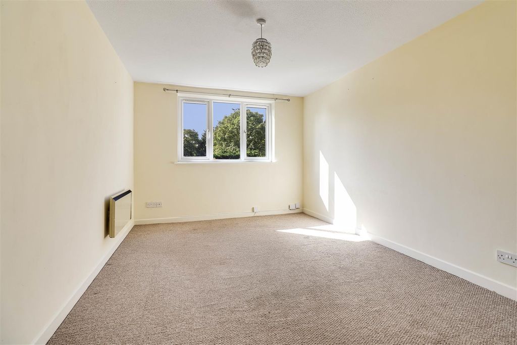 Property photo 3 of 12 Img (7).Jpg