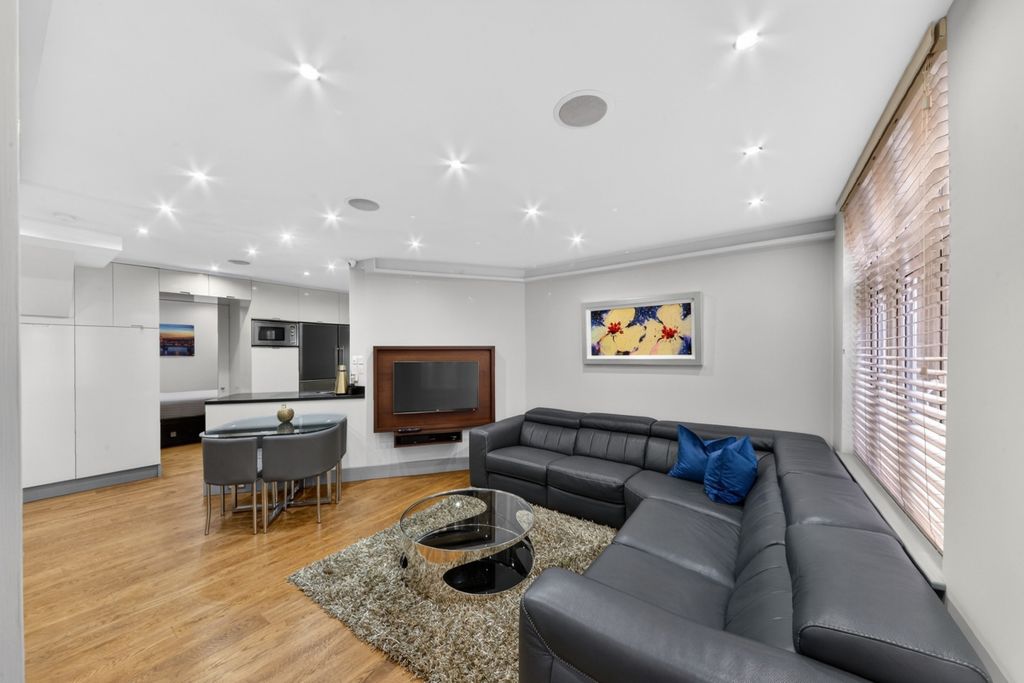 Property photo 3 of 11 Carlton Mansions