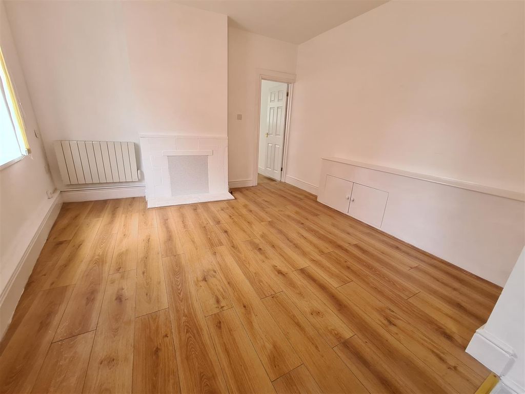 Property photo 2 of 5 Wood Street 92A - Living.Jpg