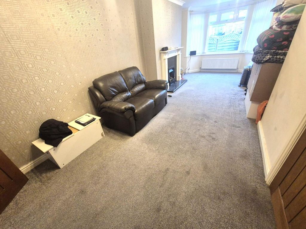 Property photo 3 of 13 Lounge