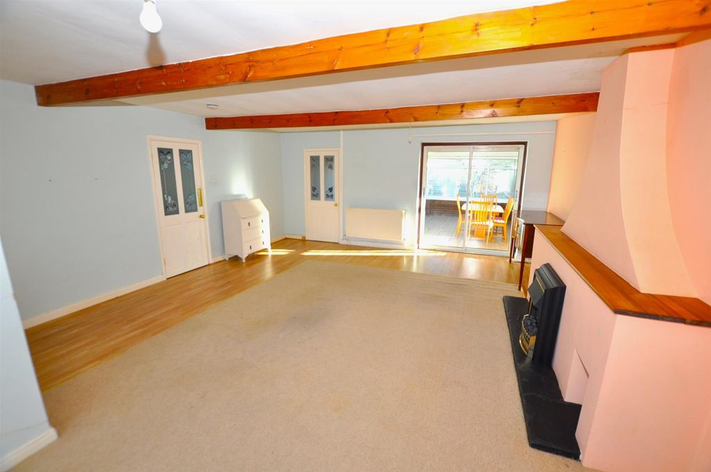 Property photo 2 of 17 Lounge