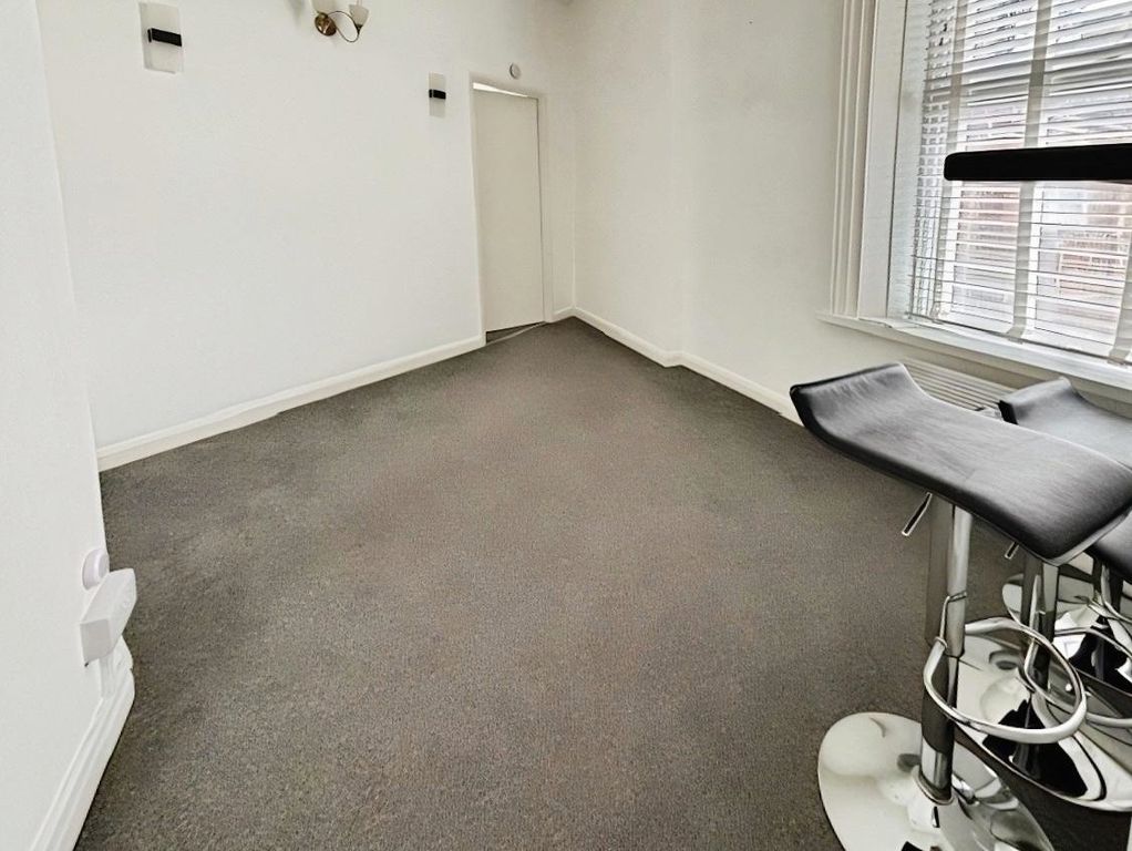 Property photo 3 of 8 Lounge 1