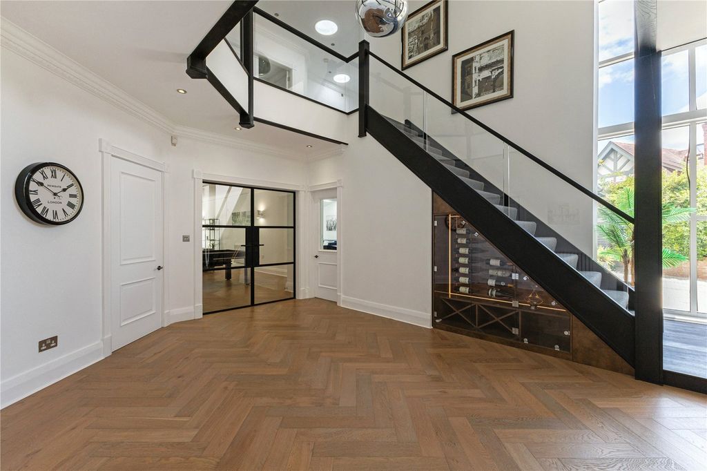 Property photo 2 of 41 Entrance Hall