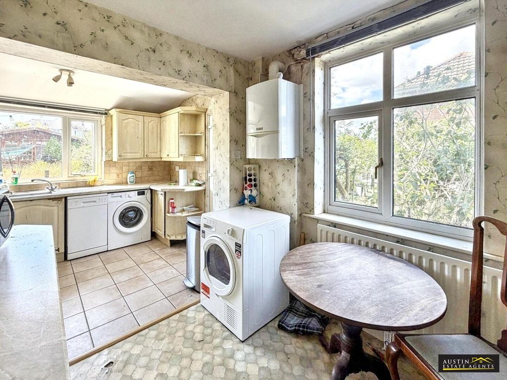 Property photo 3 of 17 Kitchen