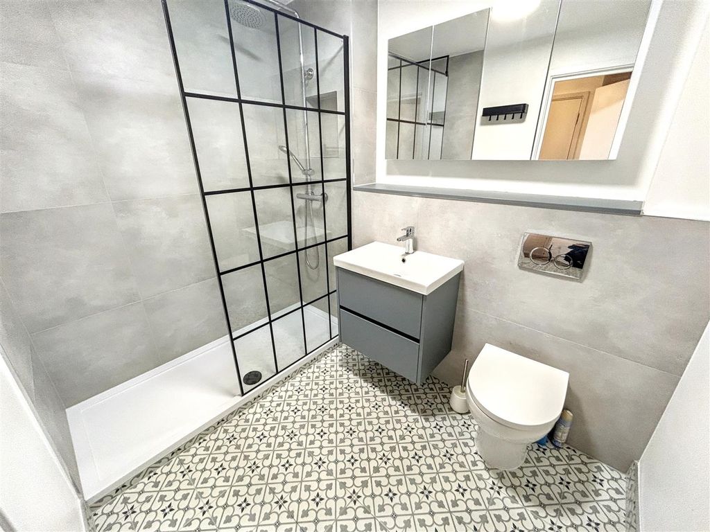 Property photo 2 of 11 Bathroom