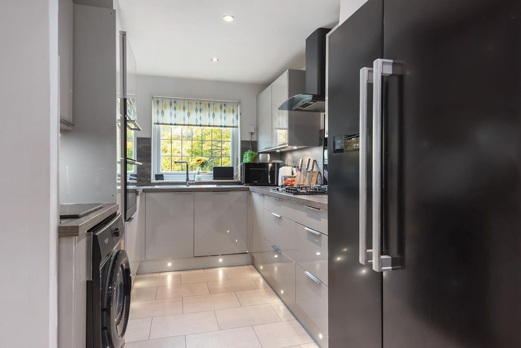 Property photo 2 of 12 Orkney Close