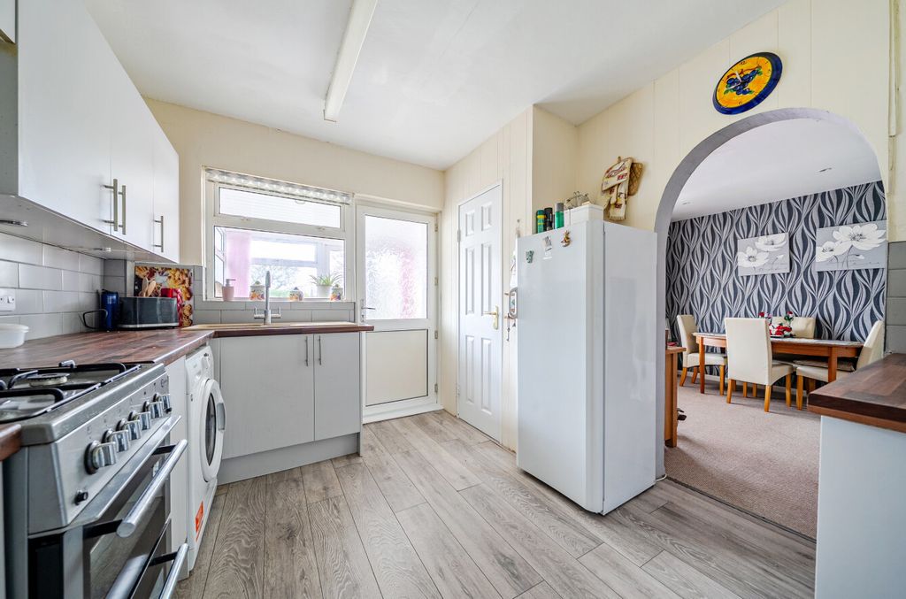 Property photo 3 of 8 1399712-4-6966241...