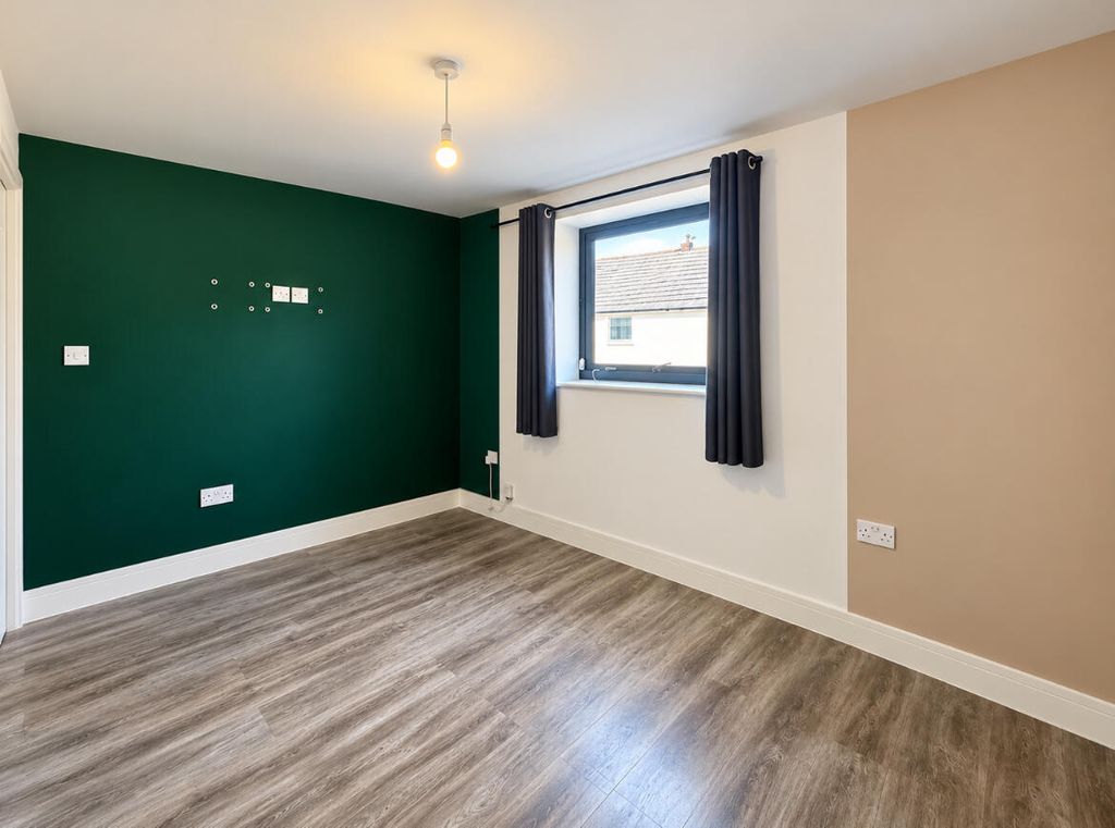 Property photo 2 of 5 Bedroom