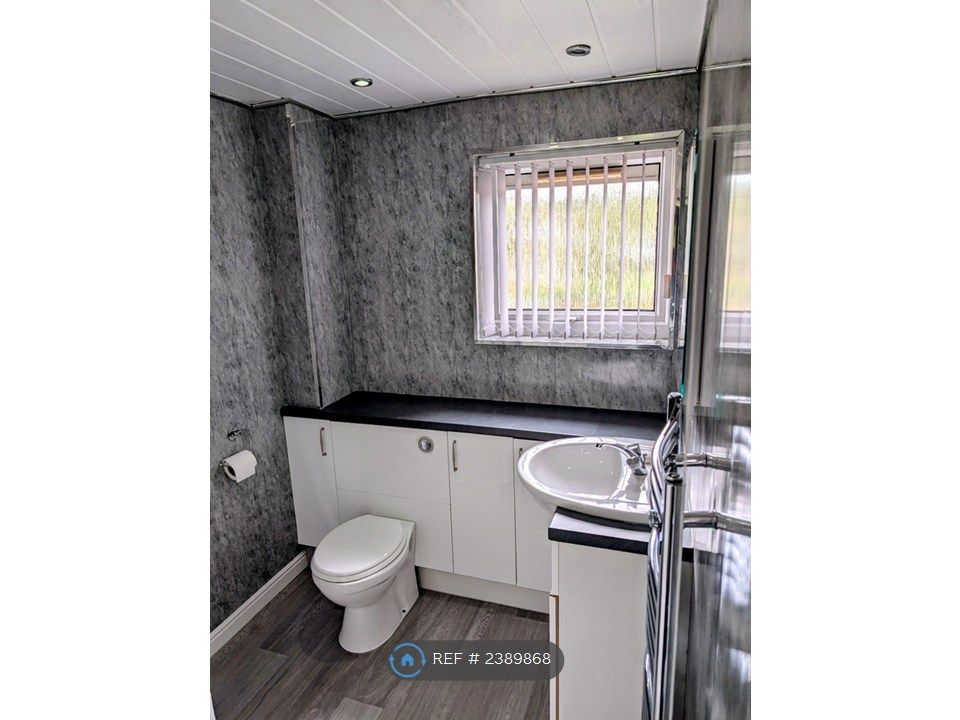Property photo 3 of 11 Bathroom
