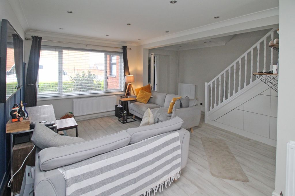 Property photo 3 of 8 4974442