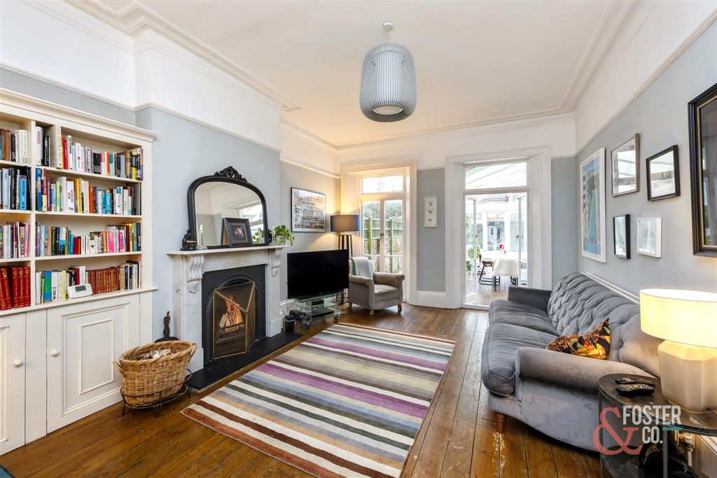 Property photo 3 of 32 Carlisle Road, 16-026.Jpg