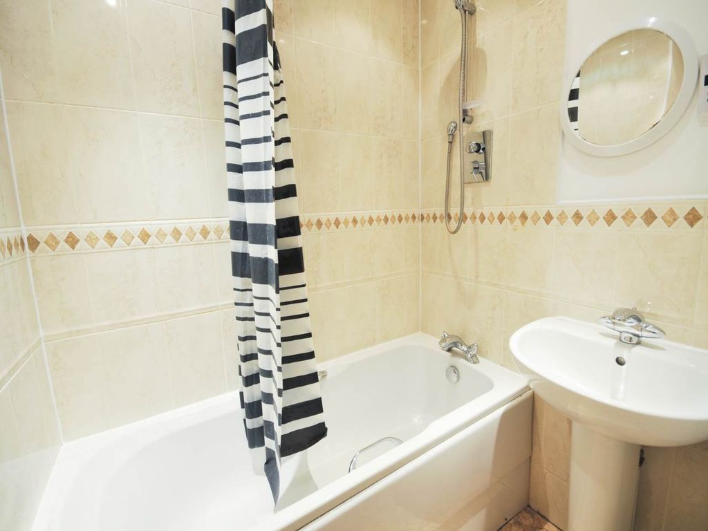 Property photo 2 of 10 Bathroom