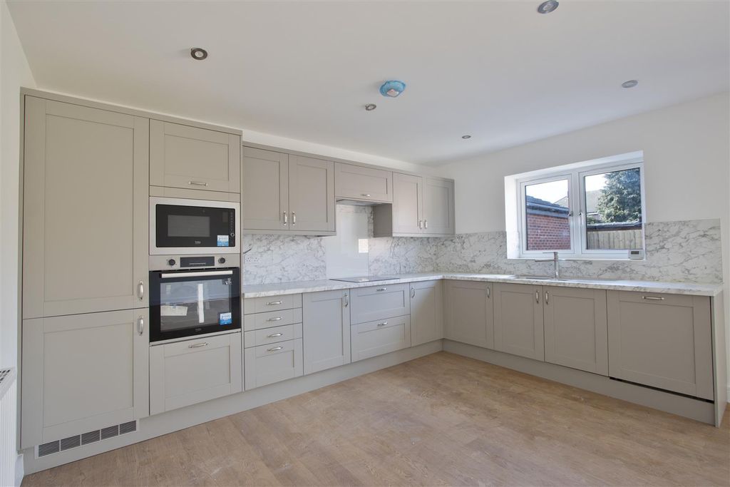 Property photo 3 of 16 Kitchen.Jpg