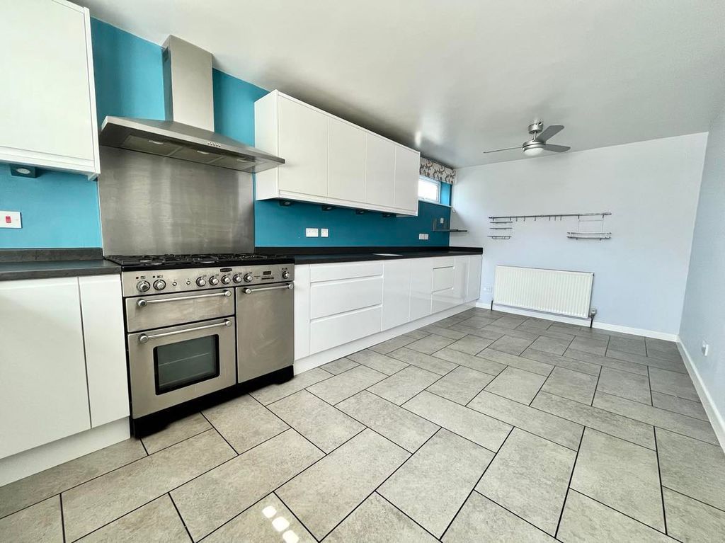 Property photo 2 of 11 Photo 02