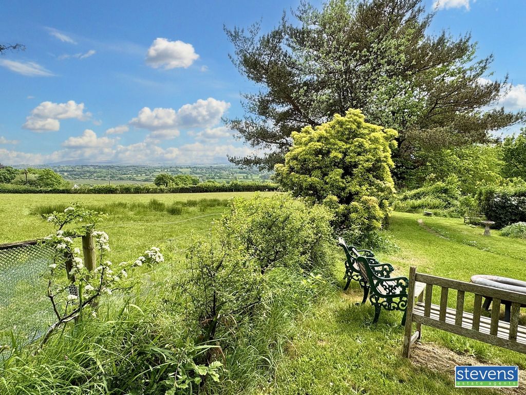 Property photo 2 of 34 Image00009