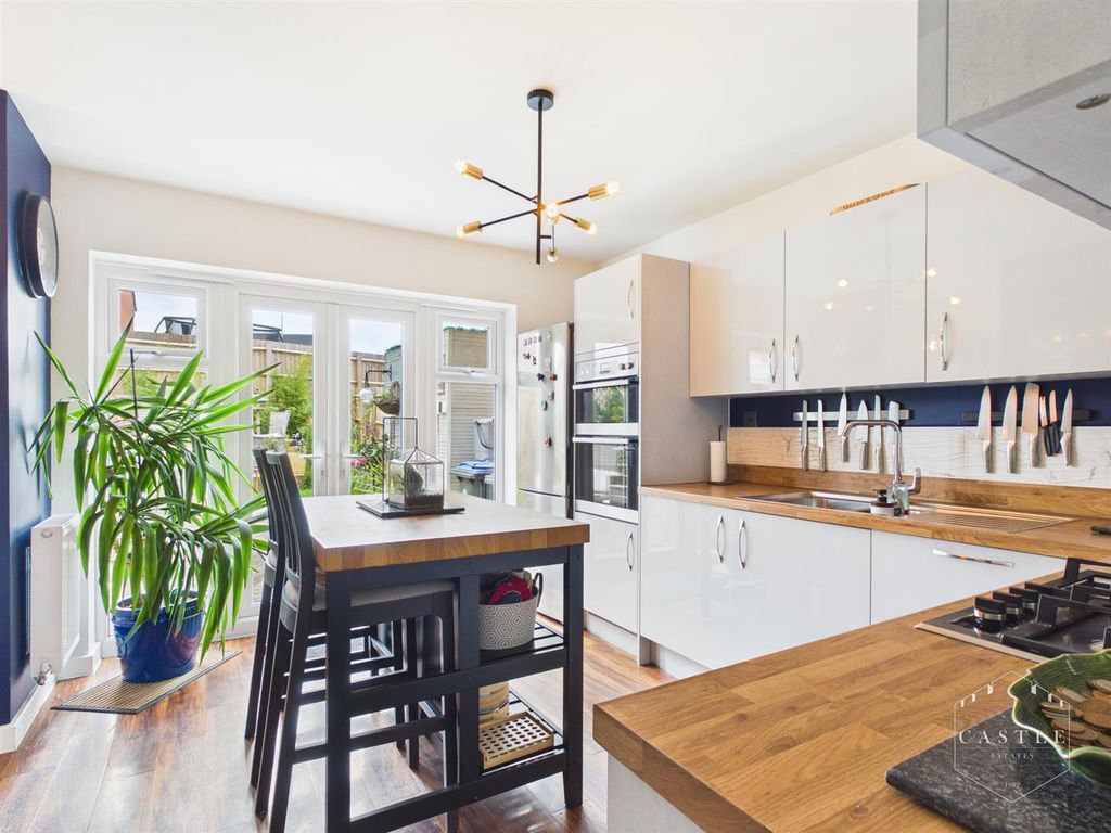 Property photo 3 of 28 Dining Kitchen