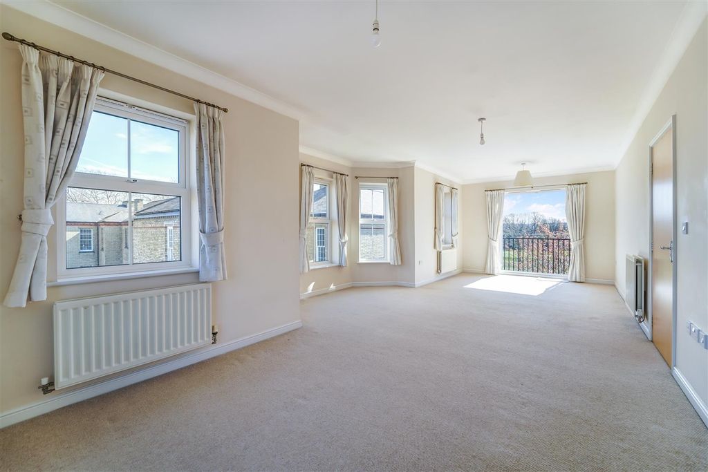 Property photo 3 of 14 Horton Crescent  Silk Croft (6).Jpg