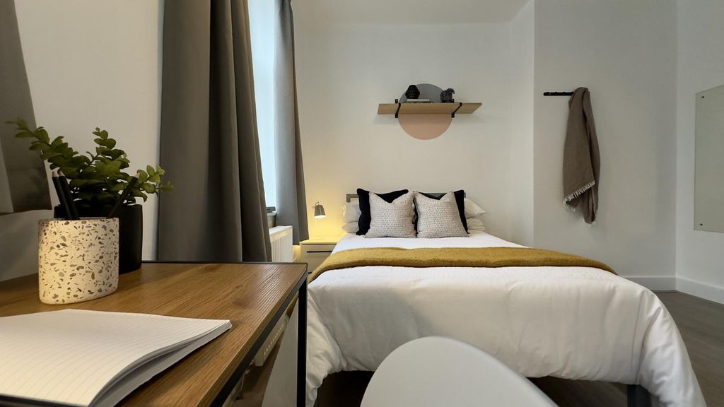 Property photo 3 of 8 A Stylish And Well-Lit Double Bedroom Featuring Mo...