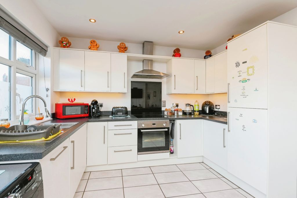 Property photo 2 of 11 Kitchen